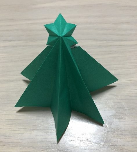 クリスマスツリーを折り紙で立体的に折る簡単な作り方