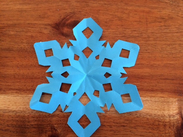 折り紙で雪の結晶の作り方 切り方でいろいろな形ができますよ