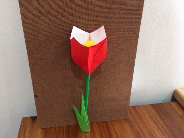 折り紙で立体的なチューリップの花と葉の折り方 子供と楽しく