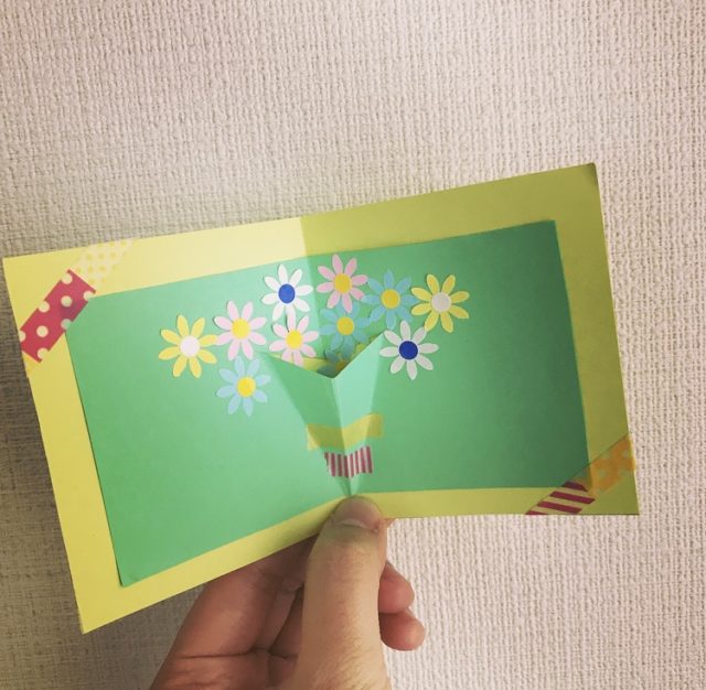 花束のメッセージカードを手作りしてみよう 画用紙で簡単にできるよ