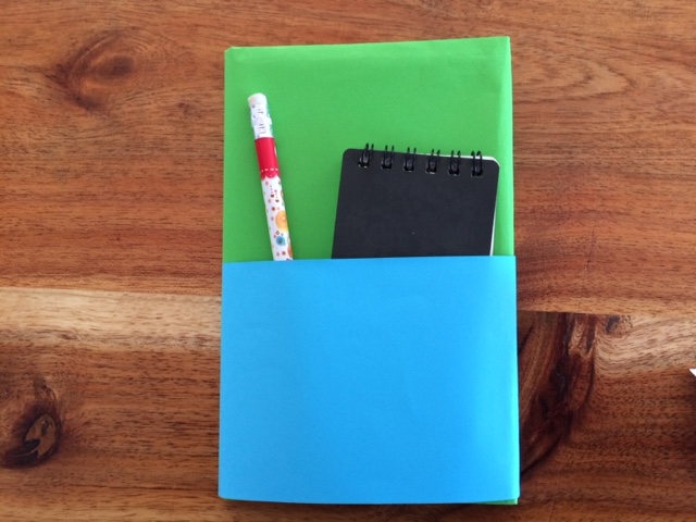 ブックカバーを紙で手作り 簡単おしゃれなポケット付きの作り方